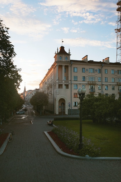 Bezpłatne zdjęcie analogowy krajobraz miasta z budynkami w świetle dziennym