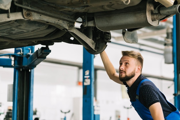 Auto mechanik patrząc samochód zęzy