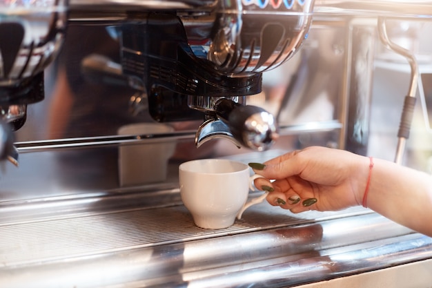 Bezpłatne zdjęcie barista bez twarzy przyrządzający smaczną kawę za pomocą ekspresu do kawy