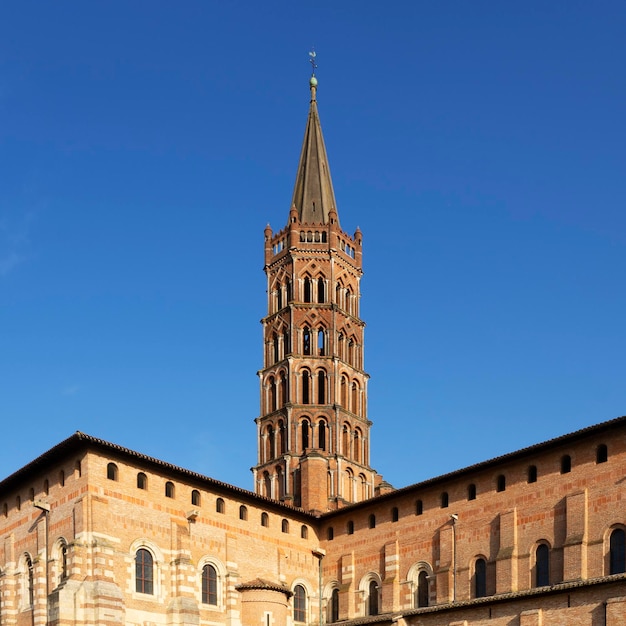 Bezpłatne zdjęcie bazylika św. sernina zbudowana w stylu romańskim w latach 1080-1120 w tuluzie hautegaronne midi pyrenees w południowej francji