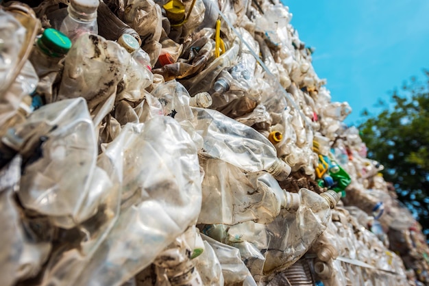 Bezpłatne zdjęcie bliski widok sześcianu skompresowanych plastikowych śmieci w pobliżu fabryki recyklingu odpadów na świeżym powietrzu