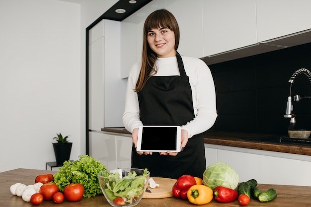 Blogerka nagrywa się podczas przygotowywania sałatki z tabletem