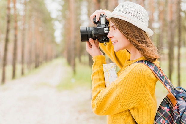 Bezpłatne zdjęcie boczny widok podróżnika bierze fotografię