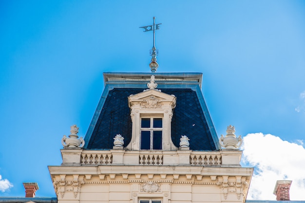 Bezpłatne zdjęcie dach stary budynek przed niebieskim niebem w dnia czasie