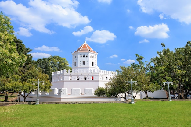 Bezpłatne zdjęcie fort phra sumen i park w pobliżu wielkiego pałacu w bangkoku, tajlandia