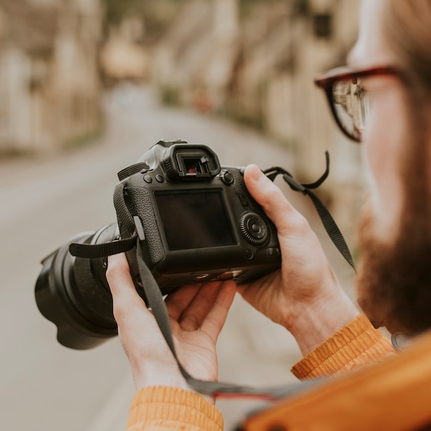 Bezpłatne zdjęcie fotograf ogląda swoje zdjęcia w aparacie