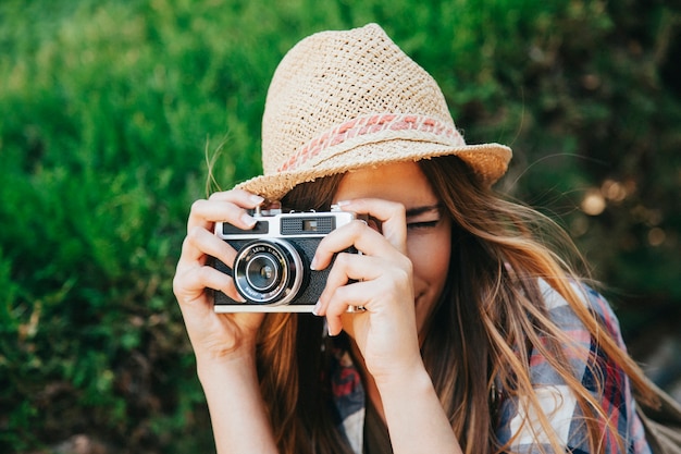 Bezpłatne zdjęcie fotografowanie turystów w parku