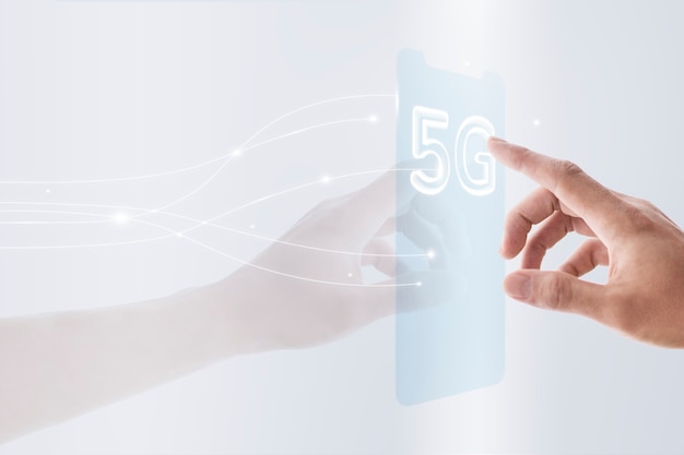 Bezpłatne zdjęcie globalna technologia tła sieci 5g z futurystycznym przezroczystym smartfonem zremiksowanym