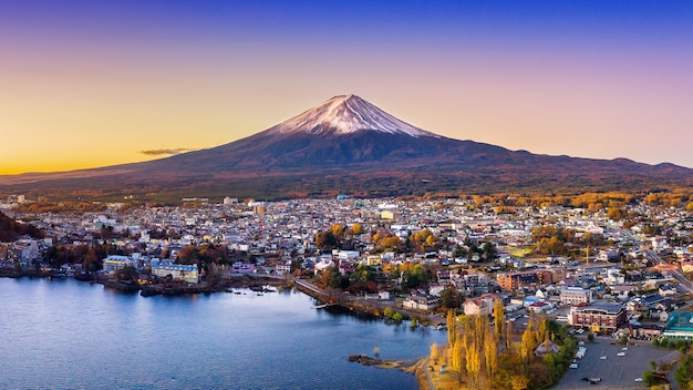 Góra Fuji i jezioro Kawaguchiko o zachodzie słońca, sezony jesienne Góra Fuji w yamanachi w Japonii.