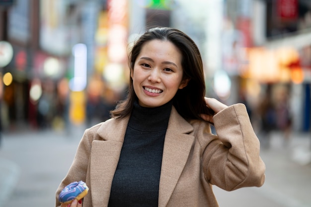 Bezpłatne zdjęcie japonia nastolatek bawi się w mieście