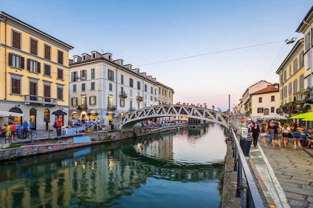 Bezpłatne zdjęcie kanał naviglio grande wieczorem, mediolan, włochy