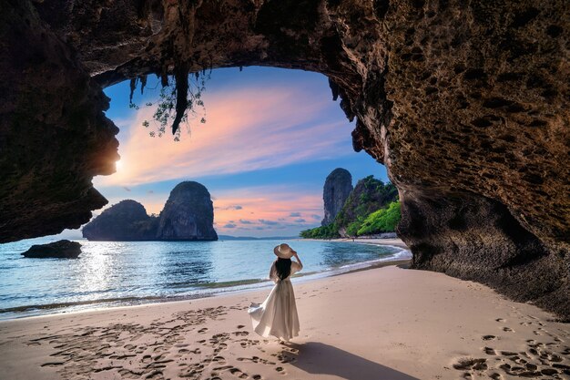 Kobieta na plaży Railay, Krabi w Tajlandii.