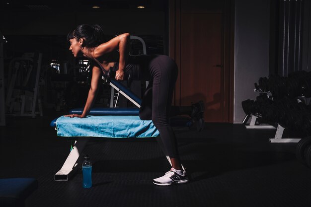 Kobieta trening w siłowni