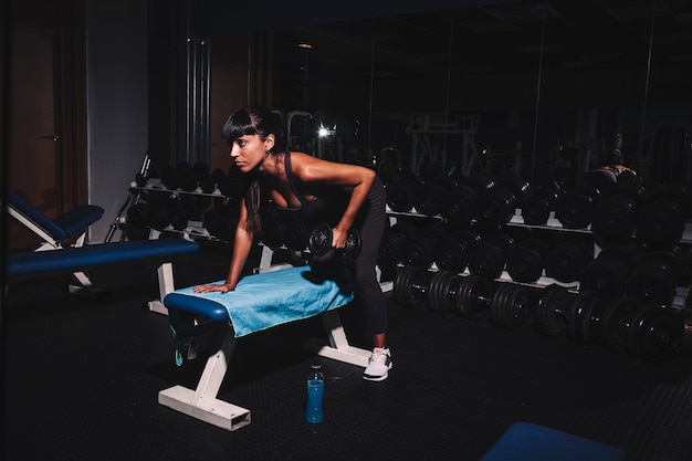 Kobieta trening w siłowni