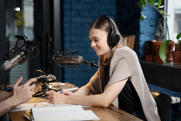 Kobieta w słuchawkach prowadząca podcast