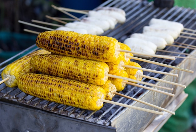 Bezpłatne zdjęcie kukurydza i banana grillowany lub pieczony, tajski deser