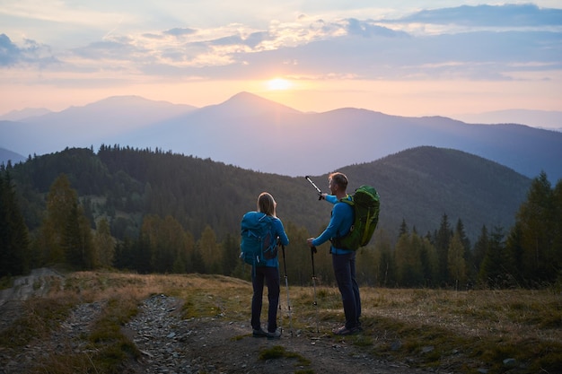 Bezpłatne zdjęcie letni trekking w górach dwóch podróżników wędrujących po górach