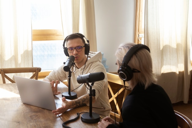 Bezpłatne zdjęcie ludzie pod dużym kątem nagrywający podcast