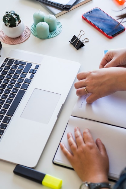 Bezpłatne zdjęcie ludzie rąk na notebooka na stole z laptopa i urządzeń