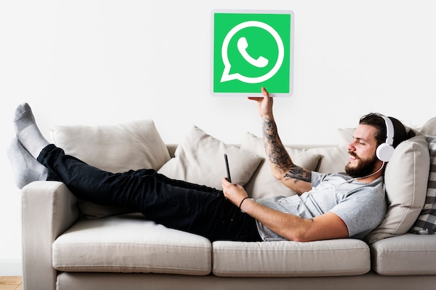 Bezpłatne zdjęcie man pokazano ikonę programu whatsapp messenger