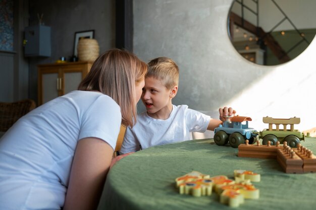 Matka bawi się z autystycznym synem za pomocą zabawek