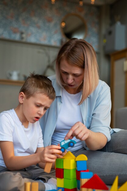 Matka bawi się z autystycznym synem za pomocą zabawek