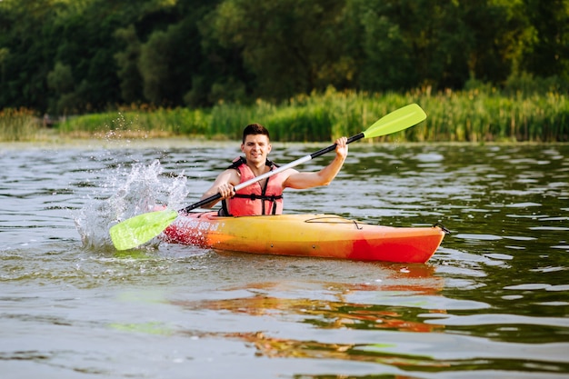 Bezpłatne zdjęcie męska kayaker chełbotania woda podczas gdy kayaking na jeziorze