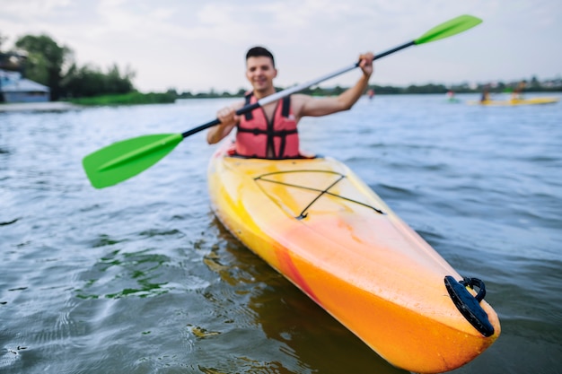 Bezpłatne zdjęcie męski kayaker paddling kajak na jeziorze