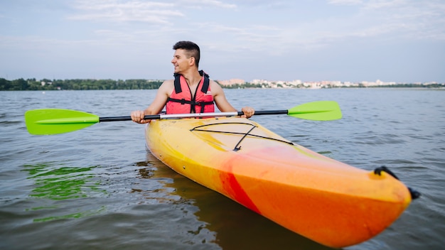 Mężczyzna kayaking na scenics jeziorze