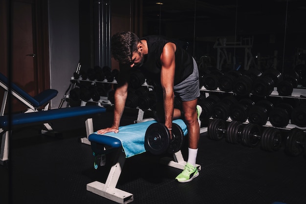 Mężczyzna trenuje w gym