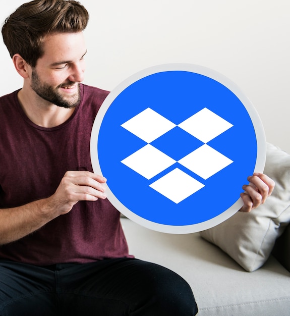 Bezpłatne zdjęcie mężczyzna trzyma logo dropbox