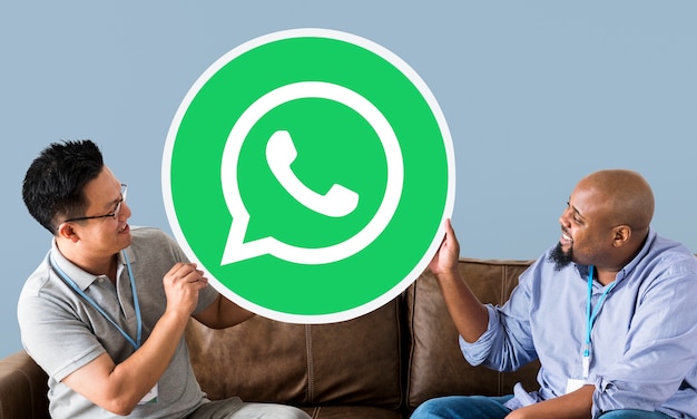 Bezpłatne zdjęcie mężczyźni pokazujący ikonę programu whatsapp messenger