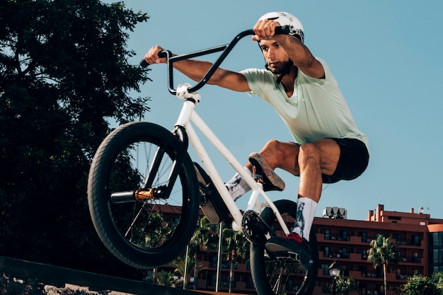 Bezpłatne zdjęcie młodego człowieka szkolenie w skatepark zawodnik bez szans