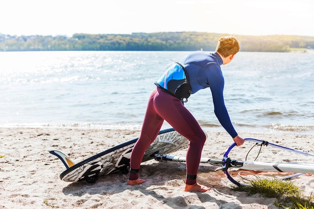 Bezpłatne zdjęcie młody człowiek z deską kitesurfingu