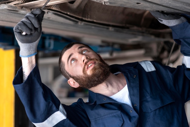 Młody mechanik pracujący w swoim warsztacie