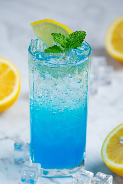 Odśwież się z Blue Hawaiian Soda.