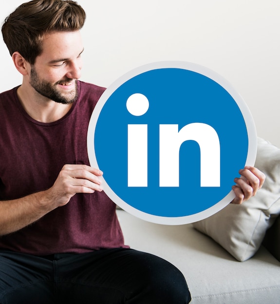 Osoba trzymająca ikonę Linkedin