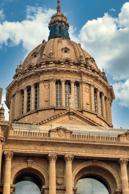 Bezpłatne zdjęcie palau nacional w barcelonie, hiszpania. pochmurne niebo