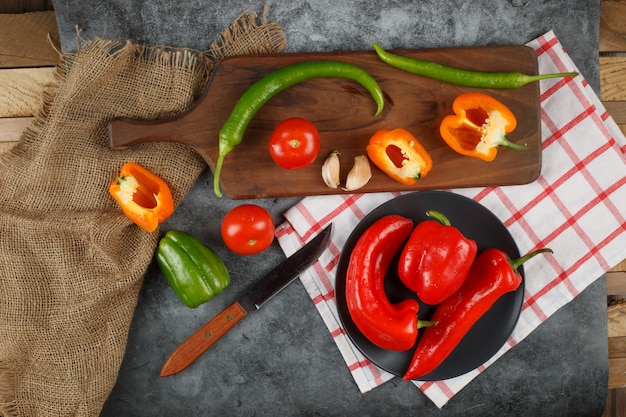 Bezpłatne zdjęcie papryka chili na desce i na talerzu. widok z góry.