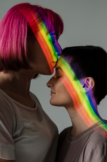 Bezpłatne zdjęcie para lesbijek z symbolem lgbt