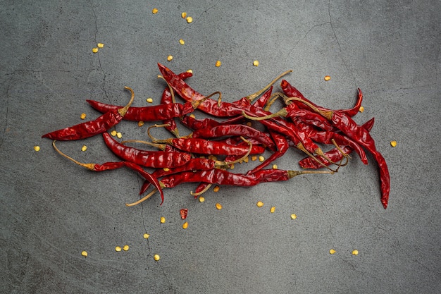 Bezpłatny plik Zdjęcie pasta z czerwonego chili na czarnym tle.