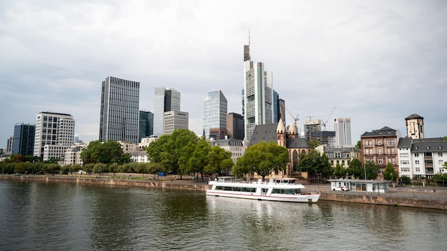 Bezpłatny plik Zdjęcie pejzaż centrum frankfurtu w niemczech