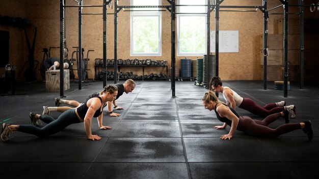 Pełne ujęcie osób wykonujących burpees