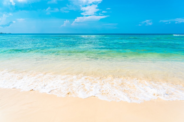 Piękna tropikalna plaża morska pusta ocean z białą chmurą na tle błękitnego nieba