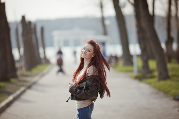 Bezpłatne zdjęcie piękne nastoletnie studentki spaceru