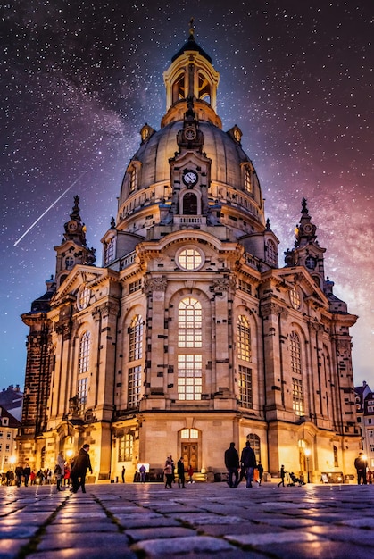 Bezpłatne zdjęcie piękne, niskie zdjęcie kościoła luterańskiego frauenkirche w dreźnie w niemczech pod nocnym niebem