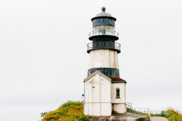 Bezpłatny plik Zdjęcie piękny niski kąt strzału z historycznej latarni morskiej cape disappointment