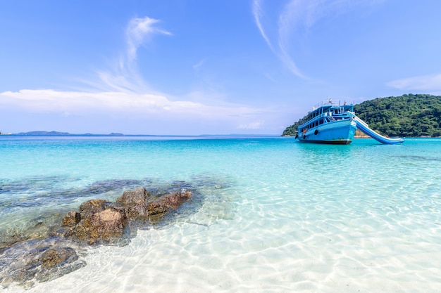 Bezpłatne zdjęcie piękny plażowy widoku koh chang wyspa i wycieczki turysycznej łódź dla turysty seascape przy trad gubernialny wschodni tajlandia na niebieskiego nieba tle