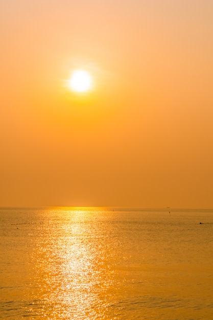 Bezpłatny plik Zdjęcie piękny wschód słońca na plaży i morzu