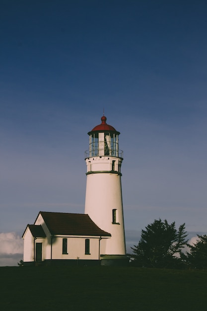 Bezpłatny plik Zdjęcie pionowe ujęcie latarni morskiej cape blanco w stanie oregon